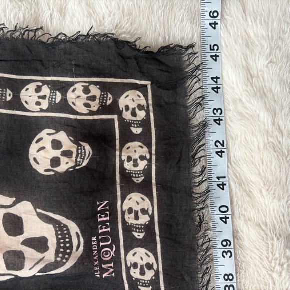 NWOT Alexander McQueen Silk Skull Scarf Black and Cream Pink Signature - Picture 5 of 9
